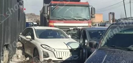 Ավտովթար՝ Երևանում․ «Foton» բեռնատարը բախվել է կայանված «Ford Transit»-ին, «Hongqi»-ին և «Nissan Tiida»-ին, վերջինն էլ՝ «Infiniti»-ին