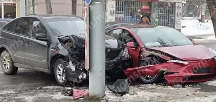 Գալշոյան փողոցում բախվել են «SsangYong Actyon»-ը և «Tesla»-ն․ վերջինը բախվել է ծառին․ կա վիրավոր