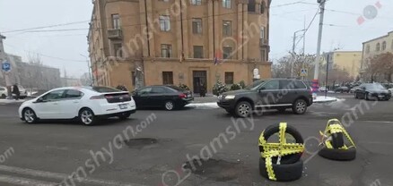 ՆԳՆ վարչական շենքի դիմաց առաջացած փոսերը պատուհաս են դարձել վարորդների համար