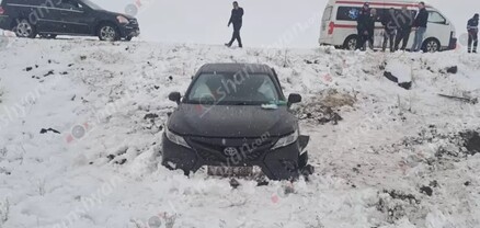 Կոտայքի մարզում «Toyota»-ն բախվել է ճանապարհին եղած փոսին և հայտնվել երթևեկելի գոտուց դուրս