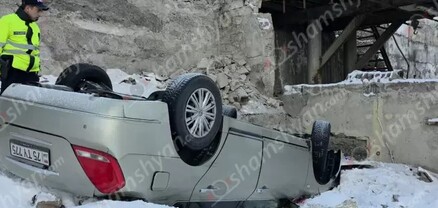 Երևանում Nissan-ը բախվել է բետոնե պարսպին և մոտ 5 մետր բարձրությունից գլխիվայր շրջվել. shamshyan.com