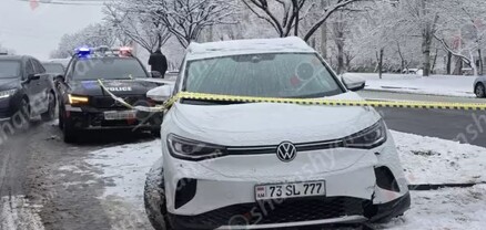 Երևանում մերկասառույցի պատճառով Volkswagen-ը բախվել է ցուցանակին, որն էլ ընկել է հետիոտնի վրա