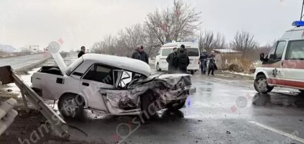 Երևան-Երասխ ավտոճանապարհին բախվել են «Jeep»-ը և «ՎԱԶ 2107»-ը․ վերջինը բախվել է երկաթե արգելապատնեշին․ կա վիրավոր