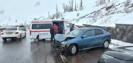 Opel-ը «Չայնիի» ոլորաններում բախվել է պաշտպանիչ բետոնե պատին. կան վիրավորներ