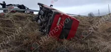 65-ամյա վարորդը «Ford Transit»-ով բախվել է երկաթե արգելապատնեշներին և կողաշրջված հայտնվել դաշտում