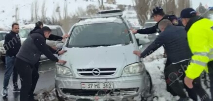 Կոտայքի մարզում բախվել են Lexus-ն ու Opel-ը. վերջինը բախվել է բաժանարար գոտու ծառերին