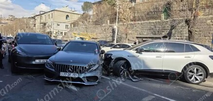 Երևանում բախվել են Tesla-ն, Mercedes-ը և Volkswagen ID.4-ը
