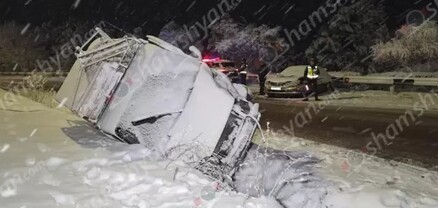 Չարենցավան քաղաքի մուտքի մոտ բախվել են «Honda Accord»-ը և «Ford Transit»-ը․ վերջինը կողաշրջվել է․ կան վիրավորներ