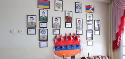 Զինանշանն ու դրոշը՝ կից գրությամբ․ Հրապարակ