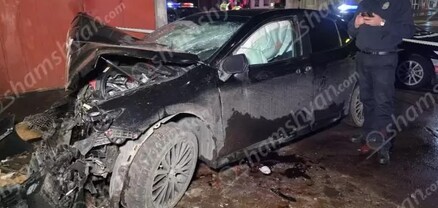 Աշտարակում «Toyota»-ն անցել է խաչմերուկը, բախվել բնակչի քարե շինությանը ու մասամբ փլուզել այն