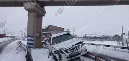 Նոր Գեղիում 30-ամյա վարորդը Toyota-ով հայտնվել է բաժանարար գոտու երկաթե արգելապատնեշների վրա