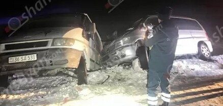 Ավտովթար՝ Արագածոտնի մարզում․ «Ford Transit»-ը հայտնվել է ձնակույտերի մեջ, ապա վերջինիս է բախվել «Mercedes Vito»-ն