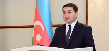 Մեծատառերով գրված «խաղաղություն» բառի ֆոնին Ադրբեջանի նախագահն ու Հայաստանի վարչապետը իրար ձեռք են սեղմում․ Հաջիև
