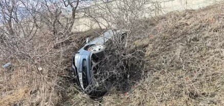 Վանաձորի մոտ 22-ամյա վարորդը «Opel»-ով դուրս է եկել երթևեկելի գոտուց և կողաշրջված հայտնվել ձորակում․ կա վիրավոր