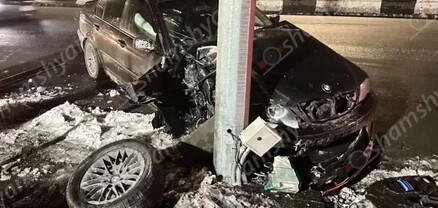 Ավտովթար՝ Երևանում.  բախվել են Mercedes-ն ու BMW-ն, վերջինն էլ բախվել է երկաթե էլեկտրասյանը