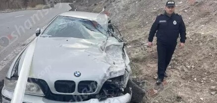 Երևան-Մեղրի ավտոճանապարհին բախվել են BMW-ն և բեռնատարը․ վերջինը կողաշրջվել է․ կա վիրավոր