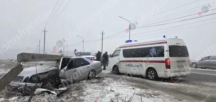 Զովունի-Եղվարդ ավտոճանապարհին Mercedes-ը բախվել է բետոնե էլեկտրասյանը, տապալել այն. կա վիրավոր