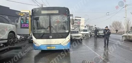 Երևանում բախվել են Mercedes-ը, Nissan Rogue-ը, Nissan Bluebird-ը, «ՎԱԶ 2106»-ը և ավտոբուսը․ կա վիրավոր