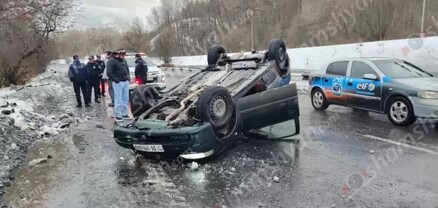 Գեղարքունիքի մարզում Opel-ը «Սեմոյի մոտ» ռեստորանի հարևանությամբ գլխիվայր հայտնվել 1 ճանապարհի մեջտեղում