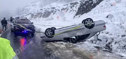 Սյունիքի մարզում 21-ամյա վարորդը Mercedes-ով գլխիվայր հայտնվել է երթևեկելի գոտուց դուրս․ կան վիրավորներ