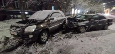 Գյումրիում բախվել են 2 «Mercedes»-ները, որոնցից մեկը բախվել է ճանապարհի թույլատրելի հատվածում կայանված «Kia»-ին