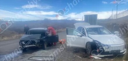 Նուբարաշենի թռչնաֆաբրիկայի մոտ բախվել են Hongqi-ն ու «ՎԱԶ 2106»-ը