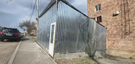 Երևանի Աջափնյակ վարչական շրջանում մեկ գիշերում կանաչ գազոնի վրա վեր է խոյացել անճոռնի մի շինություն