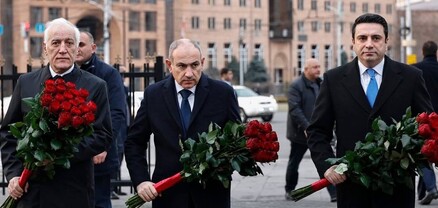 Նիկոլ Փաշինյանը, Վահագն Խաչատուրյանը և Ալեն Սիմոնյանը հարգանքի տուրք են մատուցել Մարտի 1-ի զոհերի հիշատակին
