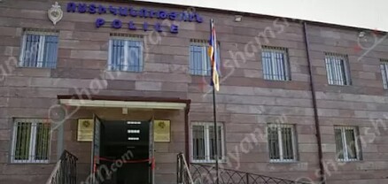 Երևանում անհայտ անձը հափշտակել է բակում կայանված «Mercedes»-ի դիմացի զույգ լուսարձակները և լուսարձակի շրջանակները․ վնասը կազմում է մոտ 1 մլն դրամ