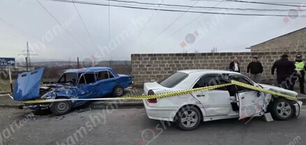 Ավտովթար՝ Կոտայքի մարզում. Աբովյան քաղաքի սկզբնամասում բախվել են Mercedes-ն ու ՎԱԶ 2106-ը. կան վիրավորներ