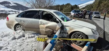 Ավտովթար՝ Լոռու մարզում․ բախվել են «Opel Zafira»-ն և «Mercedes»-ը․ վերջինը մխրճվել է երկաթե արգելապատնեշների մեջ․ կա վիրավոր