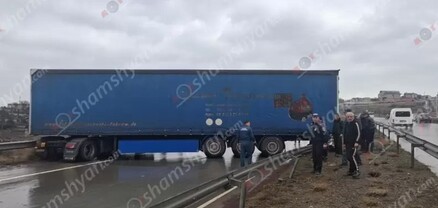 «MAN» բեռնատարը Աշտարակի կամրջի վրա բախվել է երկաթե արգելապատնեշներին և ամբողջությամբ փակել ճանապարհը