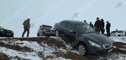Արագածոտնի մարզում ճանապարհի ձնհալի պատճառով Honda-ն հայտնվել է դաշտում՝ բախվելով հողաթմբին