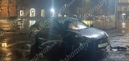 Երևանում բախվել են Mercedes-ն ու Tesla-ն. վերջինն էլ հայտնվել է «Արարատ» կինոթատրոնի տարածքում