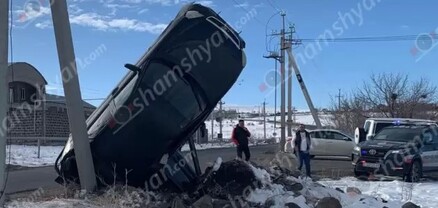 Կասկադյորական ավտովթար՝ Կոտայքի մարզում. Lada Priora-ն գլխիվայր «տնկված» հայտնվել է էլեկտրասյան մոտ
