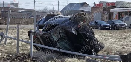 Opel-ը Եղվարդում կոտրել է փայտե էլեկտրասյունը և գազախողովակները ու կողաշրջվելով հայտնվել դաշտում