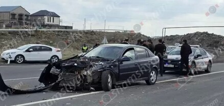 Մուղնիում բախվել են Opel-ն ու Ford Transit-ը. վերջինն էլ բախվել է բետոնե էլեկտրասյանը