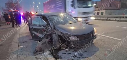 «Toyota»-ն բախվել է ճանապարհի թույլատրելի հատվածում կայանված «BMW»-ին․ վերջինը հայտնվել է դաշտում