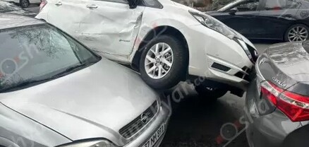 Երևանում Nissan-ը բախվել է Toyota-ին և Opel-ին ու մասամբ հայտնվել Opel-ի վրա