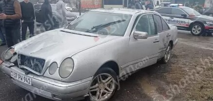 19-ամյա վարորդը «Mercedes»-ով բախվել է բաժանարար գոտու բազալտե եզրաքարերին, էլեկտրասյանը և գլխիվայր հայտնվել երթևեկելի գոտում