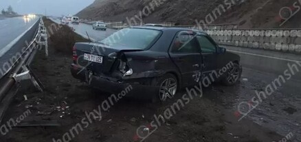 «Mercedes»-ը «Չայնիի» ոլորաններում բախվել է երկաթե արգելապատնեշներին, ծառերին և հայտնվել ճանապարհի երթևեկելի հատվածում