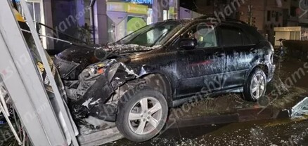 Երևանում բախվել են «Kia Optima»-ն ու «Lexus»-ը․ վերջինը բախվել է բազալտե եզրաքարին և կոտրել գովազդային ցուցանակը