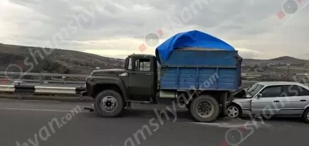 Աշտարակի կամրջի վրա BMW-ն բախվել է ավազով բարձված բեռնատարի հետնամասին․ կա վիրավոր