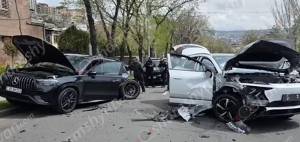 Խոշոր ավտովթար Երևանում․ ԱԺ-ի դիմաց բախվել են «Mercedes GLE 53» և «BYD»-ը․ կա վիրավոր