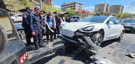 Երևանում «Հարսնաքար»-ի մոտ «BMW X5»-ի, «Tesla»-ի և «Toyota»-ի վթարի հետևանքով 3 վիրավորներից մեկը մահացել է
