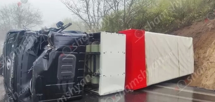 Տավուշի մարզում 29-ամյա վարորդը բեռնատարով բախվել է հողաթմբին և կողաշրջված փակել ճանապարհը․ կա վիրավոր