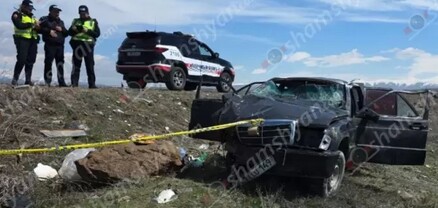 Եղվարդում Mercedes-ը բախվել է ծառին ու քարերին և հայտնվել երթևեկելի գոտուց դուրս. կան վիրավորներ