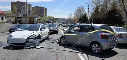 Երևանում՝ «Հարսնաքար» ռեստորանի մոտ, բախվել են BMW X5-ը, Tesla-ն ու Toyota-ն. կան վիրավորներ