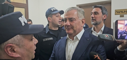 Իրենք ավելի քիչ են, քան մենք, դրա համար մենք էլի կհաղթենք. Սամվել Կարապետյանը՝ դատարանի բակում