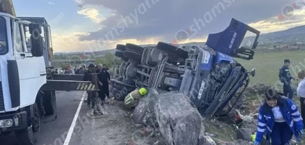 38-ամյա վարորդը «Shacman» մակնիշի բետոնախառնիչով բախվել է քարերին և կողաշրջվել